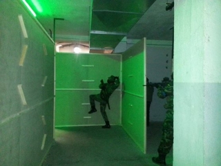  在绿灯的气枪场上玩气枪 - 999 - 在室内场地上玩气枪